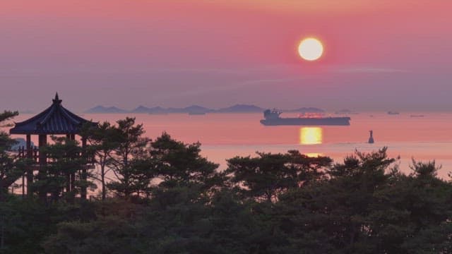 옛스러운 정자가 보이는 일몰 풍경