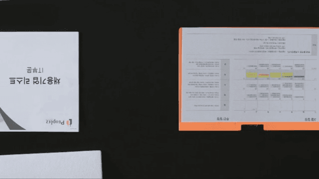 달력과 문서가 있는 사무실 책상