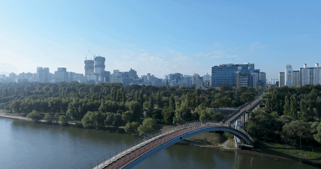 강 위의 다리와 도시 스카이라인