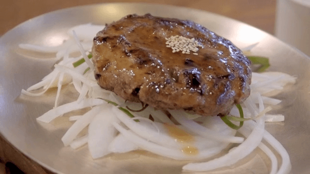 양파 위에 올려진 떡갈비