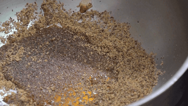 그릇에서 섞이는 들기름 간장 양념