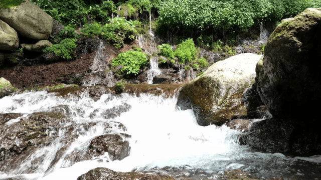 바위를 흐르는 작은 폭포