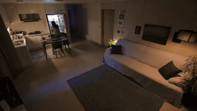 밤에 냉장고를 뒤적이는 여성