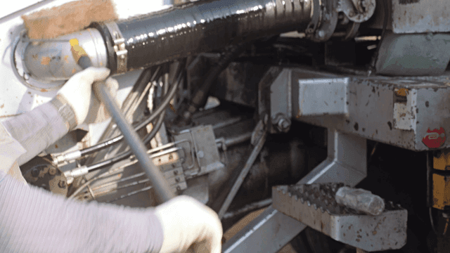 산업 기계를 청소하는 작업자