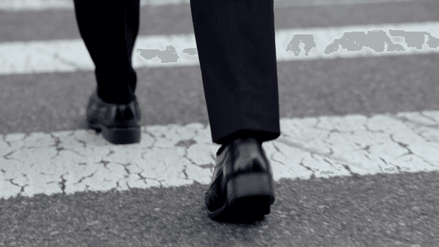 횡단보도를 건너는 정장 입은 직장인 남성