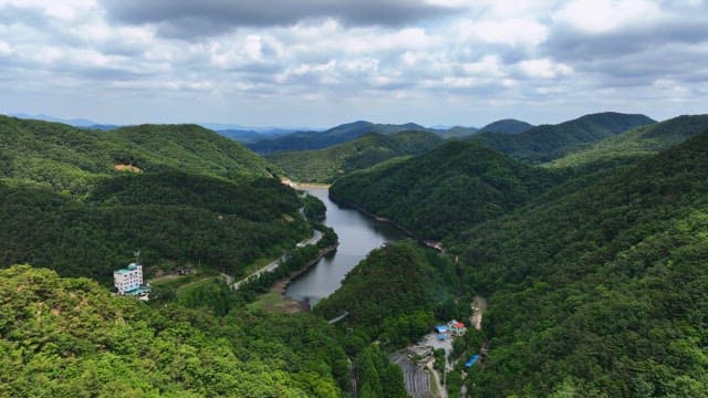 광활한 산의 경치