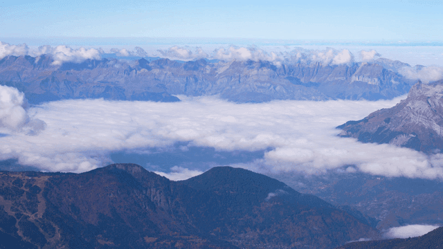 맑은 하늘 아래 펼쳐진 산맥