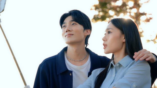 공원에서 셀카를 찍는 커플