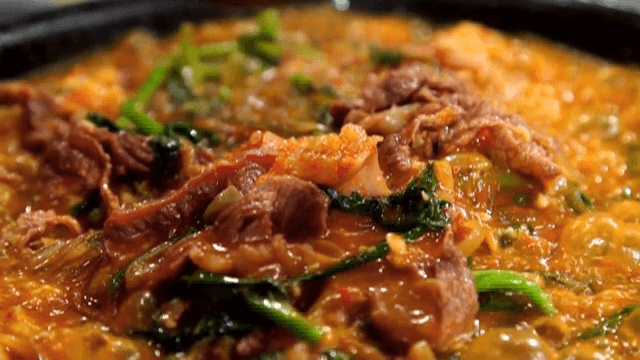 냄비에서 끓고 있는 대창과 불고기