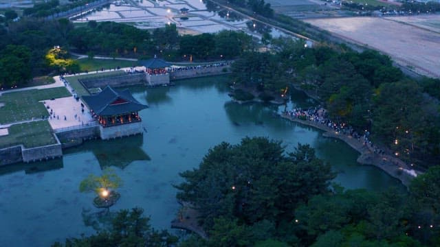 관광객이 많이 찾아온 저녁 시간의 동궁과 월지
