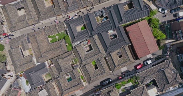 번화한 도시의 전통 지붕