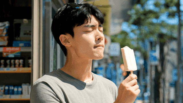화창한 날 아이스크림을 먹는 남자