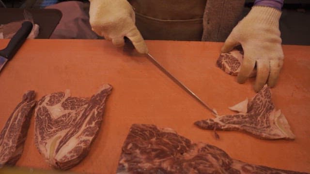 도마 위에서 고기를 손질하기