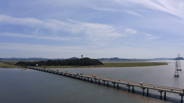 푸른 강 위의 다리, 자동차, 섬