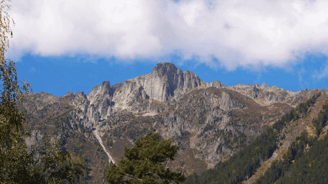 푸른 하늘 아래 장엄한 산봉우리