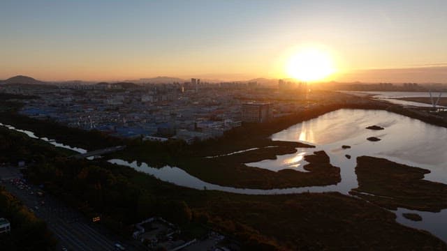 바다를 끼고 있는 산업단지의 일몰