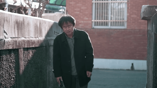 절망스러운 표정으로 길을 걷는 남성