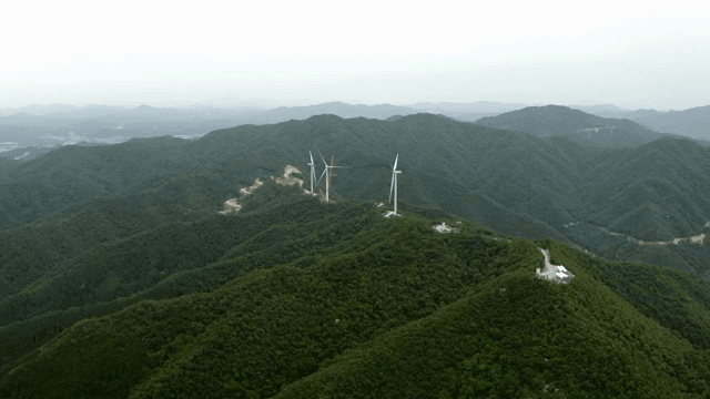 울창한 산악 지역 위의 풍력 터빈