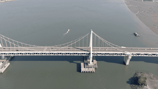 넓은 강을 가로지르는 다리