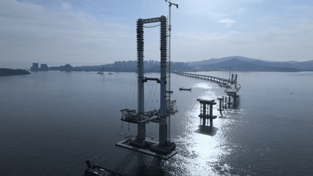 고요한 바다 위의 다리 건설