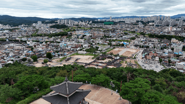 전통 정자 건축물이 있는 도시 풍경