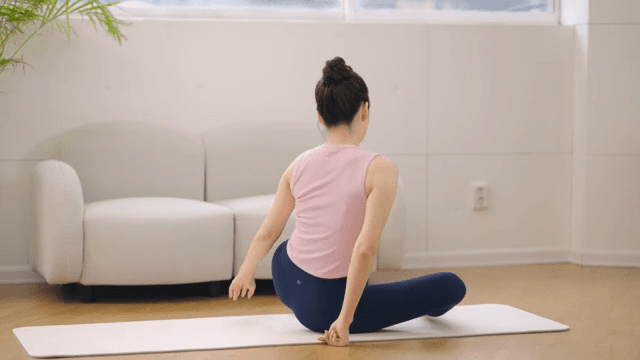 실내에서 운동을 하는 여성