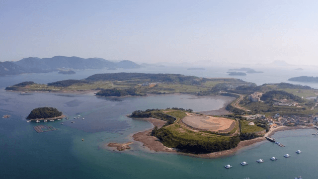 섬과 해안선의 항공 뷰