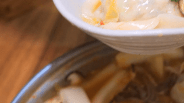 만두 전골을 그릇에 담기