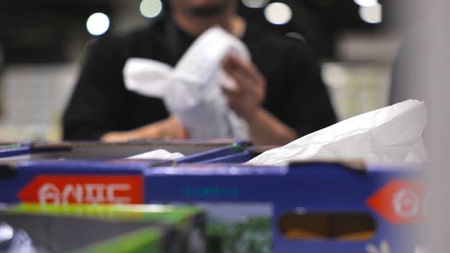 시장에서 포도를 다루는 사람