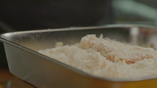 주방 트레이에서 돼지고기에 튀김옷과 밀가루 묻히기