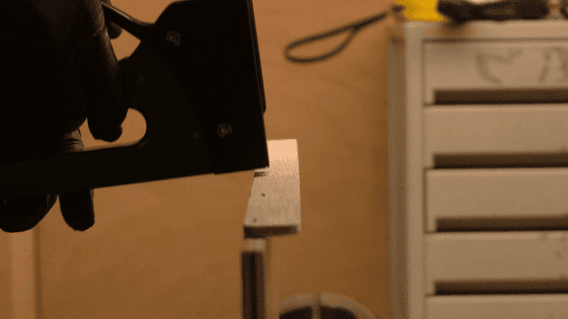 나무 판자에 스테이플러 사용하는 모습