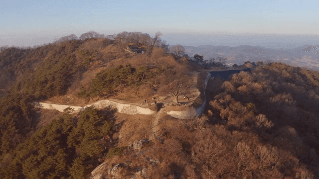 고대 성곽이 있는 산 풍경