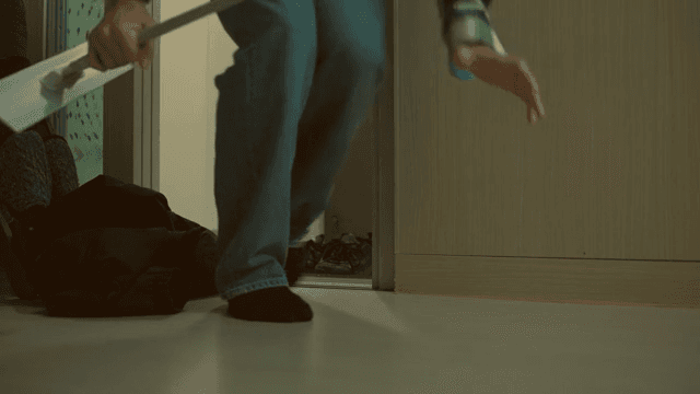 빗자루를 들고 몰래 집에 들어오는 사람