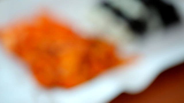 접시에 담긴 충무김밥