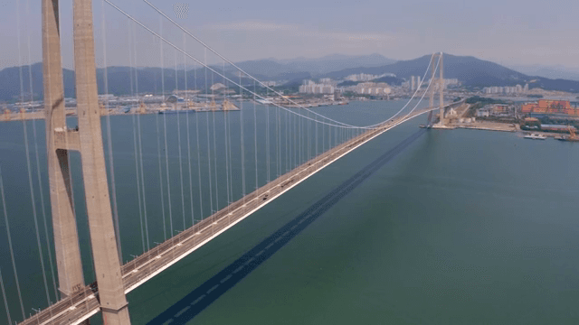 바다 위의 대형 현수교