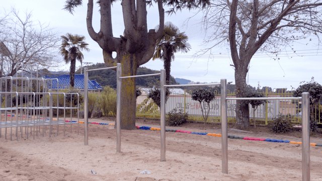 나무와 철봉이 있는 빈 놀이터