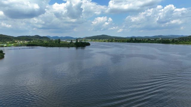 고요한 강 위를 항해하는 돛배