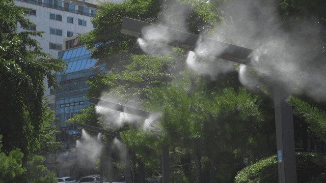 도심 공원의 안개 분사 시스템