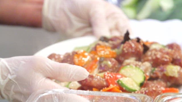 참깨가 뿌려진 먹음직스러운 난자완스가 서빙되는 모습