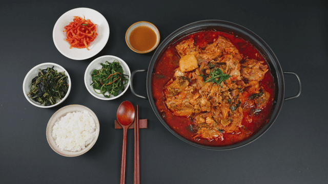 감자탕과 반찬이 차려진 식탁