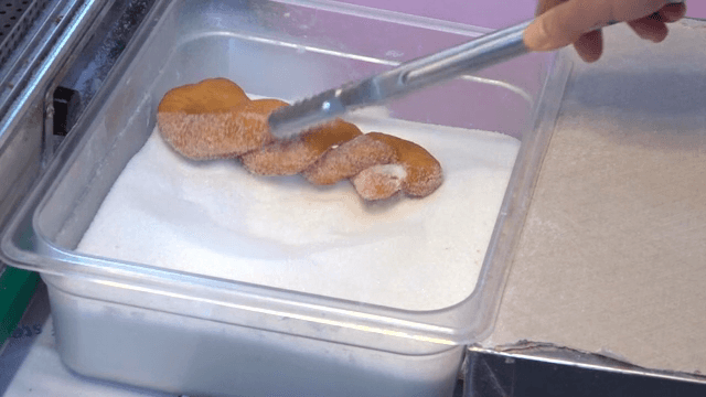 설탕을 입힌 꽈배기 도넛