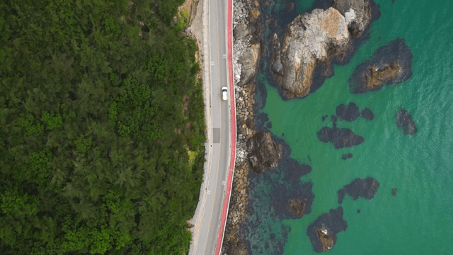 해안 도로를 달리는 자동차