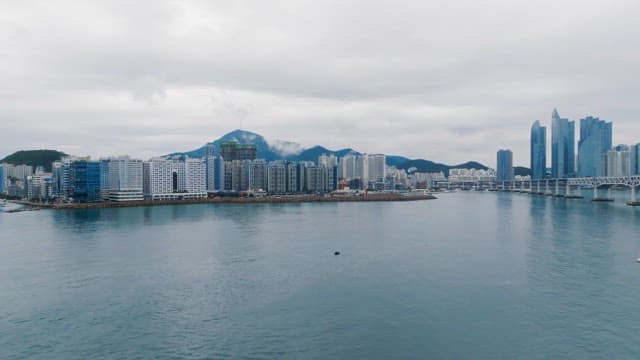 광활한 바다 위 도시 풍경