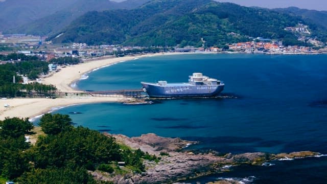 해안가 마을의 대형 선박 박물관