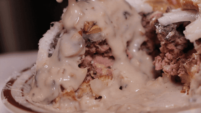 크림 소스를 얹은 육즙 가득한 버거