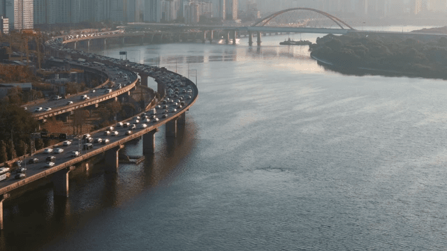 도시의 강을 따라 바쁜 고속도로