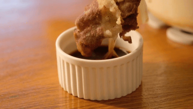 차돌박이와 채소에 찍은 간장