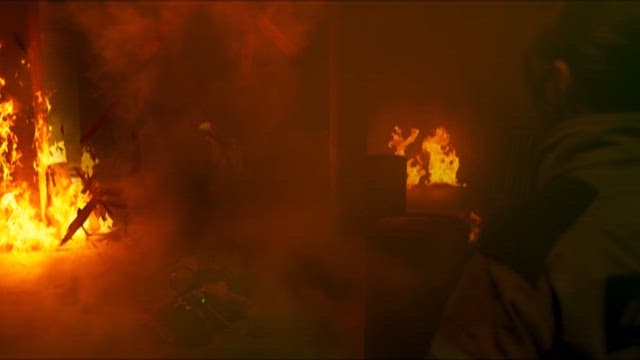 불길에 휩싸인 건물 내부, 잔해가 떨어지는 모습