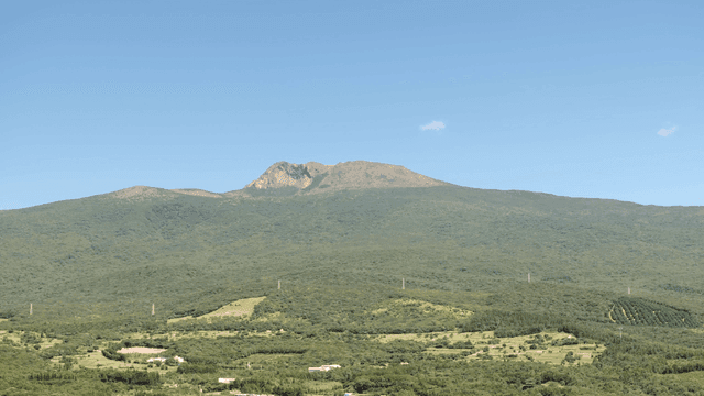 맑은 하늘 아래 펼쳐진 푸른 산