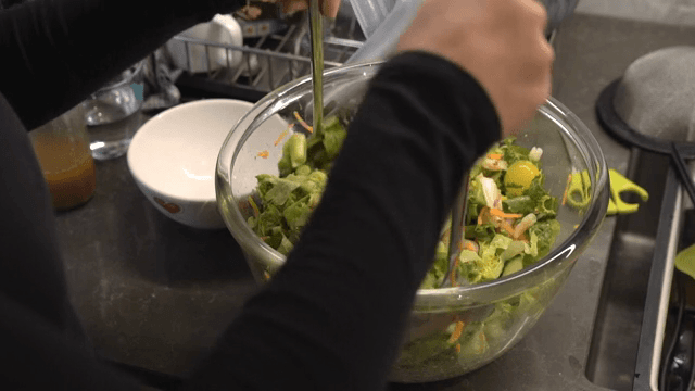 신선한 채소 샐러드를 그릇에 섞기